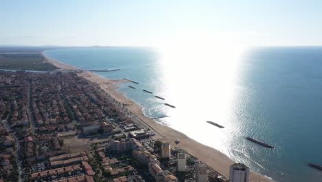 Costa-Del-Mar-Mediterráneo-Valras-plage-Serignan-Vista-Aérea-Día-Soleado-Cielo-Azul